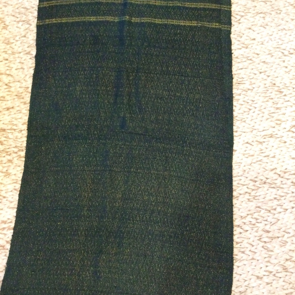 Beautiful  green with gold threads that shimmers. 80” by 22” shawl